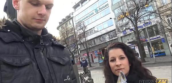 HUNT4K. Kerl nimmt Geld von Jäger an, der seine kleine Freundin ficken wollte